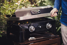 Load image into Gallery viewer, Attitude2go,Barbecue de Table  Faible fume,BBQ Portable, Couvercle,thermomtre,et Grille en Fonte,Alimentation : Cartouche de gaz CV 470 Plus,Gris